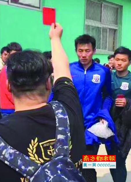 叶长敏满脸郁闷的站在房间中间，气恼无比的说：你让叶辰看看，这破地方怎么住啊。